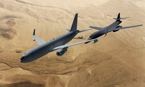 Máy bay tiếp dầu thế hệ mới KC-46 do Mỹ chế tạo, đang tiếp dầu cho máy bay ném bom B-1B.